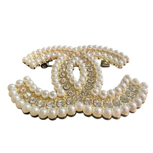 Chanel Gold Crystal CC Pearl Trimmed Brooch Winter Act II 2023 (CCXX023) - Picture 3 of 4